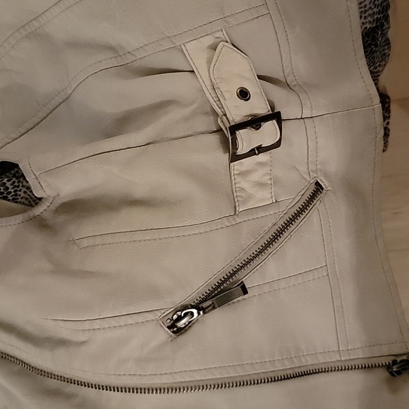 BKE vest with cute back detail. Size medium. Cream faux leather. - Picture 7 of 8